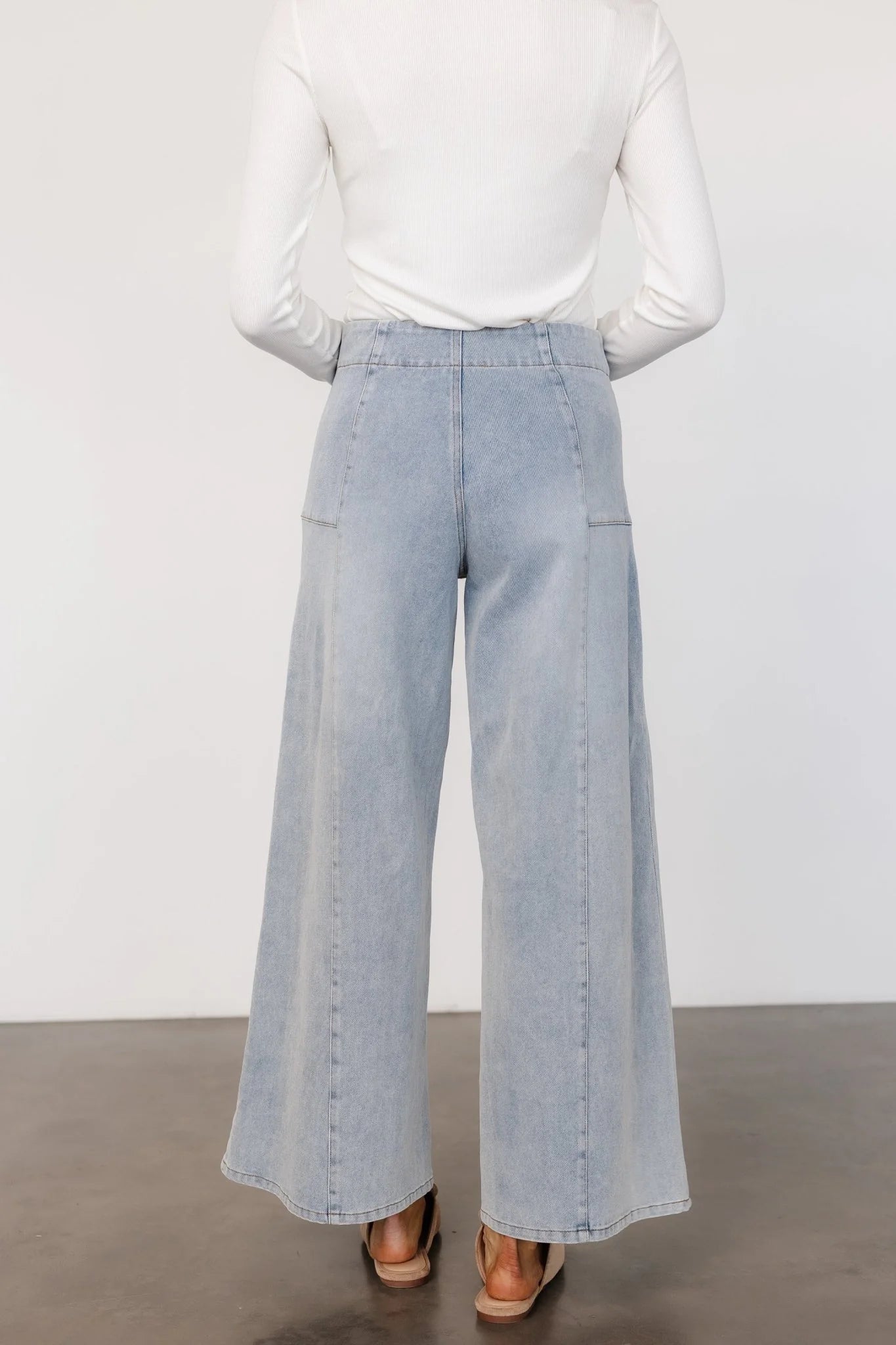 Emmi Mid Rise Wide Leg Jeans | Light Wash